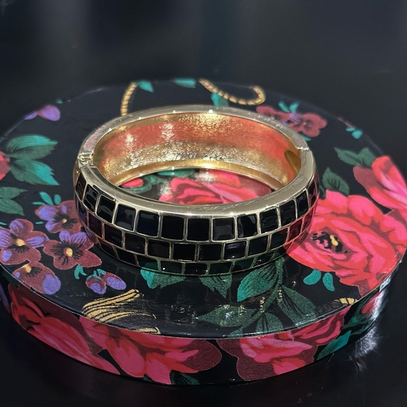 Gold and black hinge bracelet - Picture 5 of 5